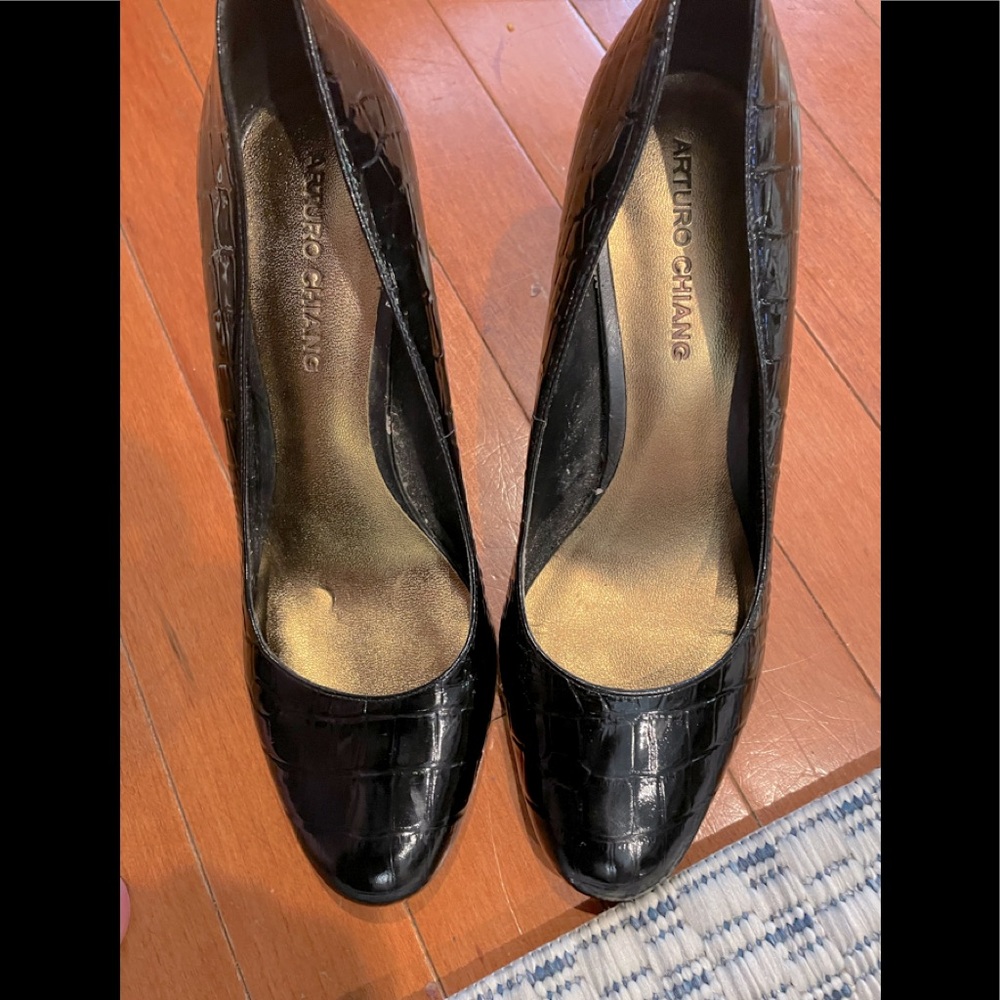 Arturo Chiang black pumps size 9